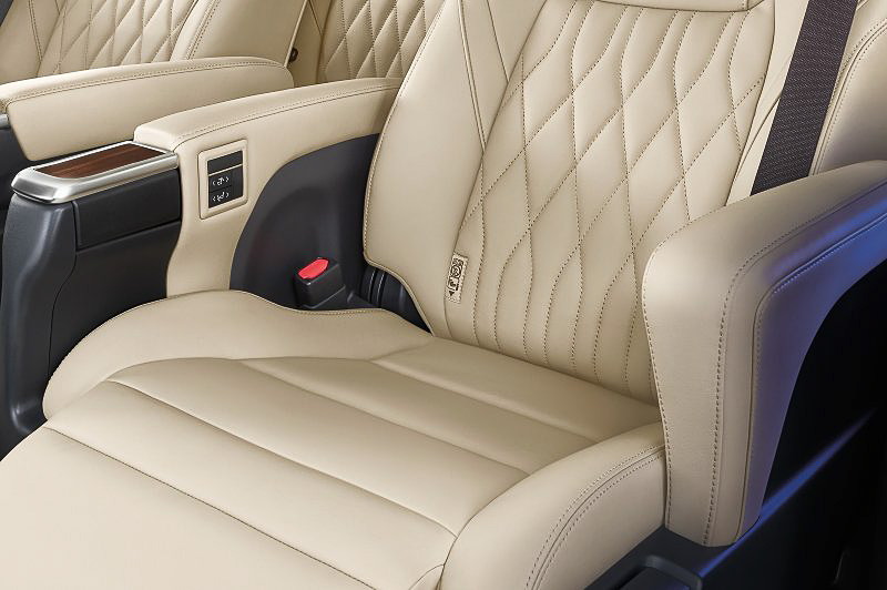 マジェスティのインテリアでは2列目左右独立シート、7つのUSBポートといった快適性・利便性の高いアイテムが採用される