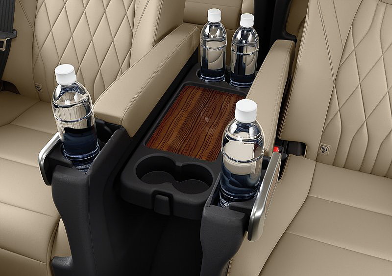 マジェスティのインテリアでは2列目左右独立シート、7つのUSBポートといった快適性・利便性の高いアイテムが採用される