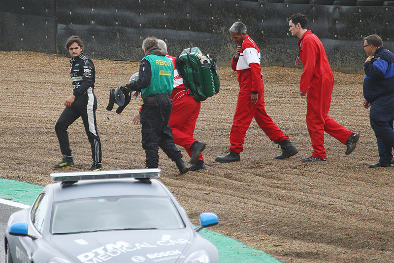 予選1でパドックヒルベンドでクラッシュするピエトロ・フィッティパルディ