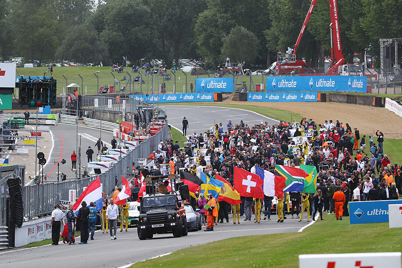 決勝レースのスターティンググリッド上も強風が吹き荒れる