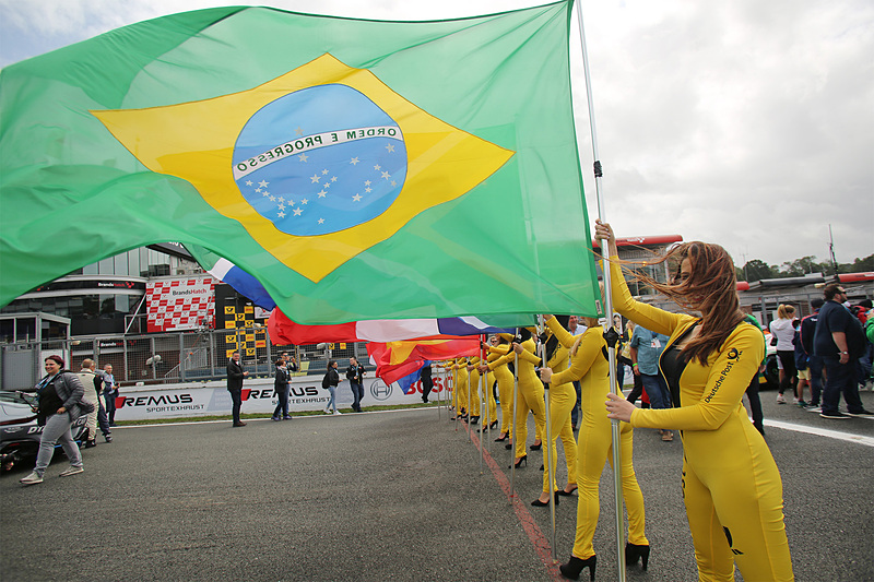 決勝レースのスターティンググリッド上も強風が吹き荒れる