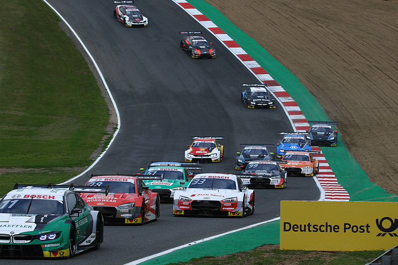 スタートでヘイルウッド ヒルを駆け上がる各マシン