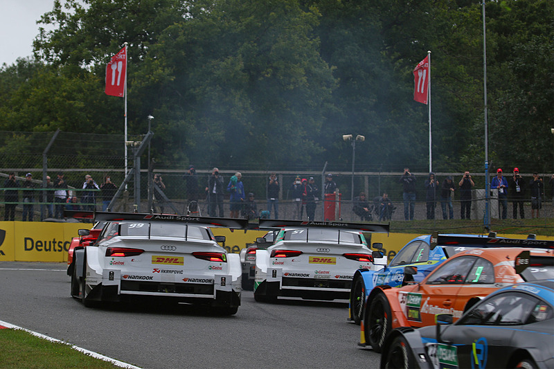 スタートでヘイルウッド ヒルを駆け上がる各マシン