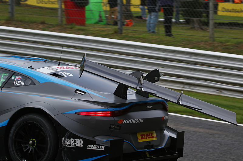 スタートでティモ・グロックと接触し、リア部分にダメージを負ったジェイク・デニスのマシン（No.76）