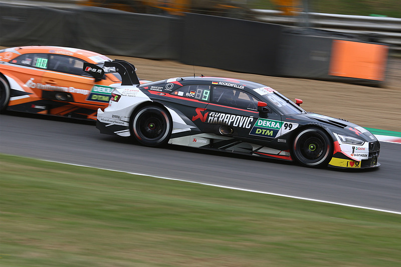 マイク・ロッケンフェラー（No.99）をパスするジェイミー・グリーン（No.53）