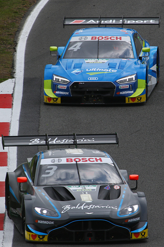 ポール・ディレスタ（No.3）を追うロビン・フリジン（No.4）