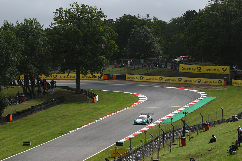 トップを走行するマルコ・ウィットマン（No.11）