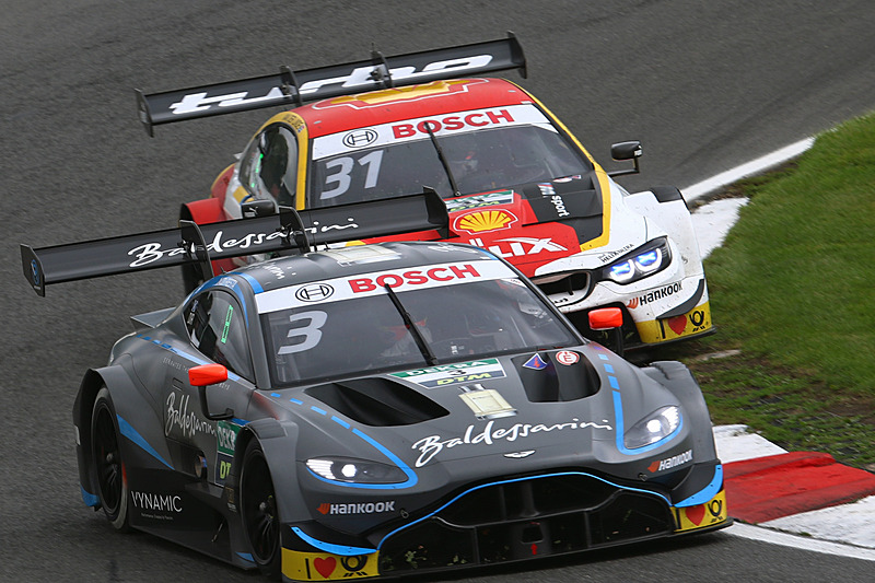 終盤の8位争い。ポール・ディレスタ（No.3）とシェルドン・ファン デル リンデ（No.31）