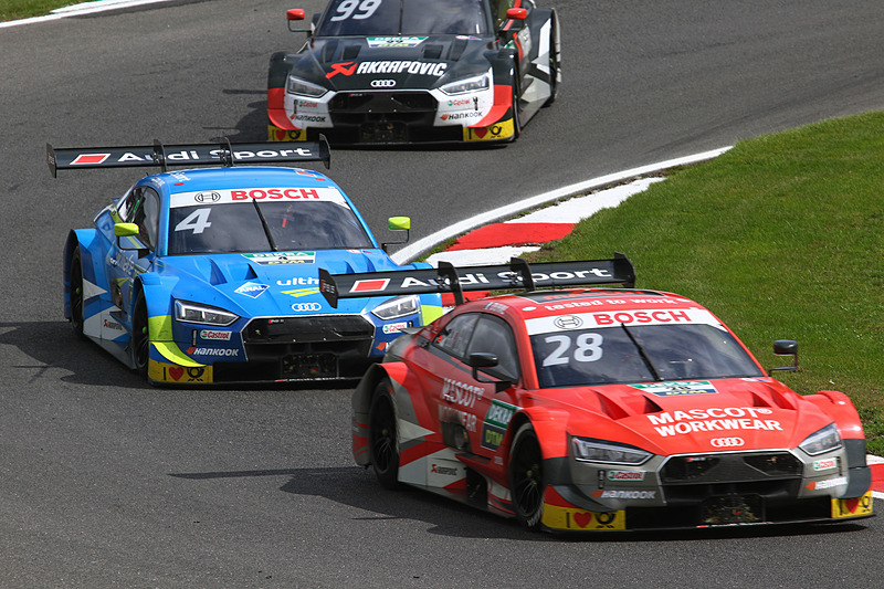 終盤の4位争い。ロビン・フリジン（No.4）がロイック・デュバル（No.28）の背後に浮上し5位に