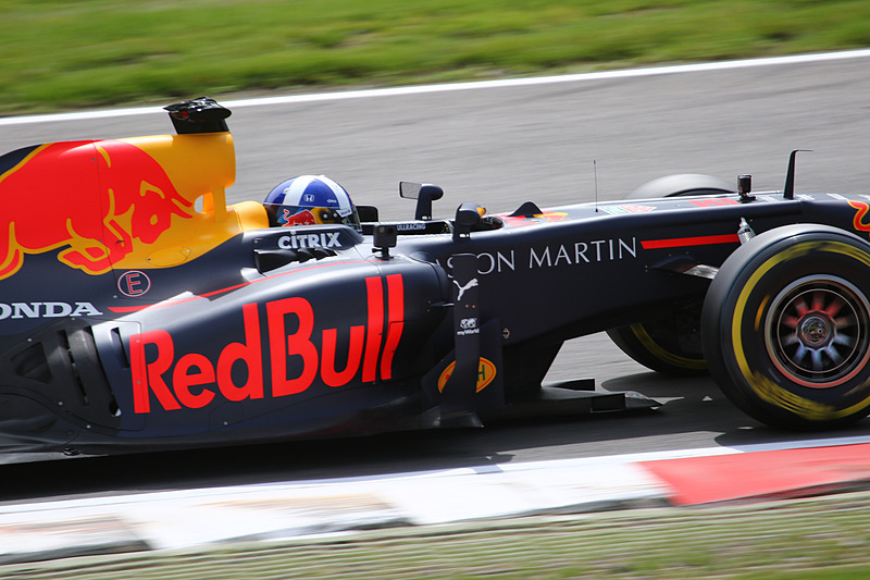 デビット・クルサード氏によるF1マシンのデモ走行