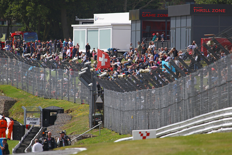 レース2のスタートを待つ観客