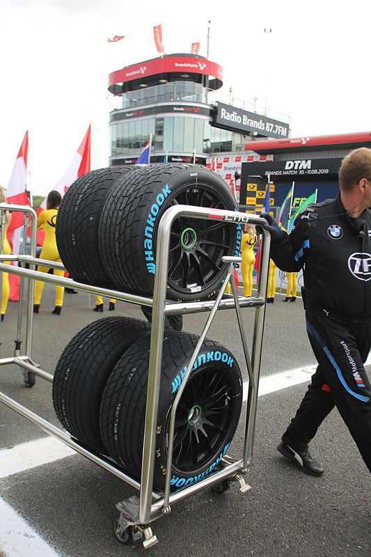 ブルーの文字はレインタイヤ