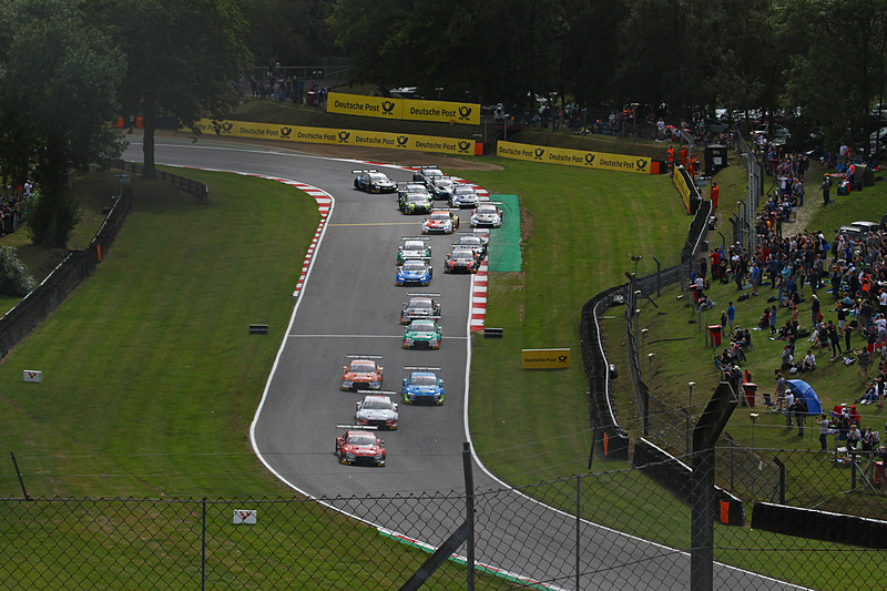 スタートでロイック・デュバル（No.28）がトップに立つ