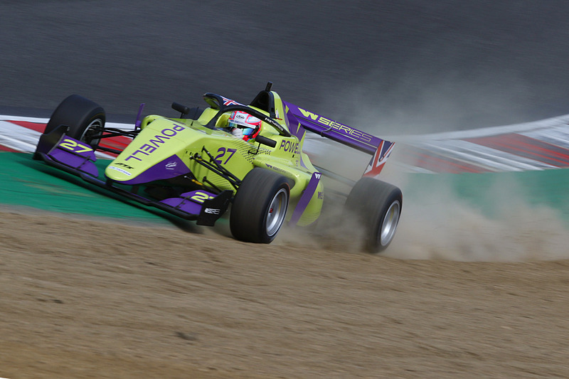 アグレッシブな走りで2番グリッドを獲得したアリス・パウエル