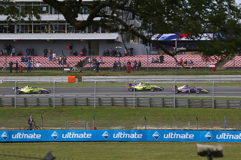 Wシリーズの決勝レーススタート。先頭はポールスタートのジェイミー・チャドウィックで、2位アリス・パウエル、3位エマ・キミライネン、4位ベーツク・ビセーと続く