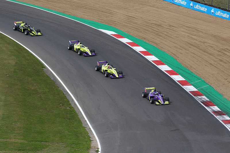 Wシリーズの決勝レーススタート。先頭はポールスタートのジェイミー・チャドウィックで、2位アリス・パウエル、3位エマ・キミライネン、4位ベーツク・ビセーと続く