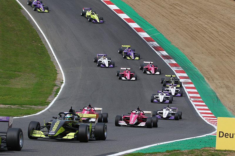 4位走行するベーツク・ビセーの後方で、ファビエンヌ・ウォルウェンドと5位争いをする小山美姫