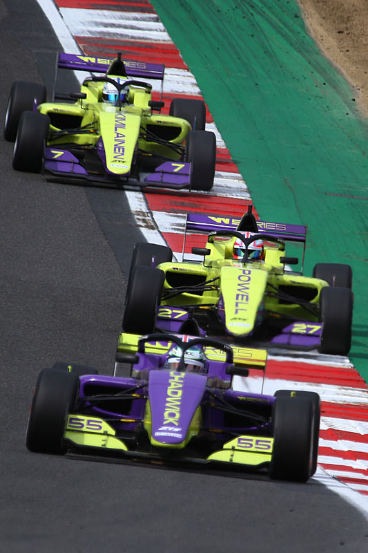 トップのジェイミー・チャドウィックにアリス・パウエルが迫る