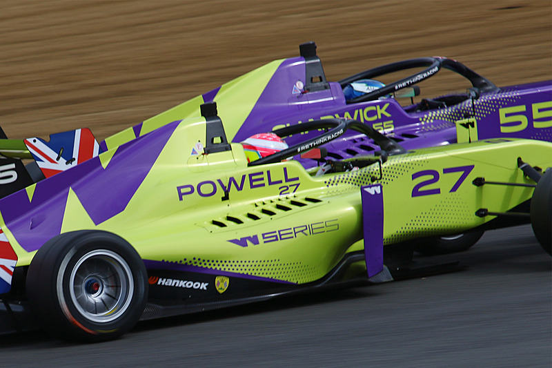 ヘイルウッド ヒルで、トップを走るジェイミー・チャドウィックにアリス・パウエルが並ぶ