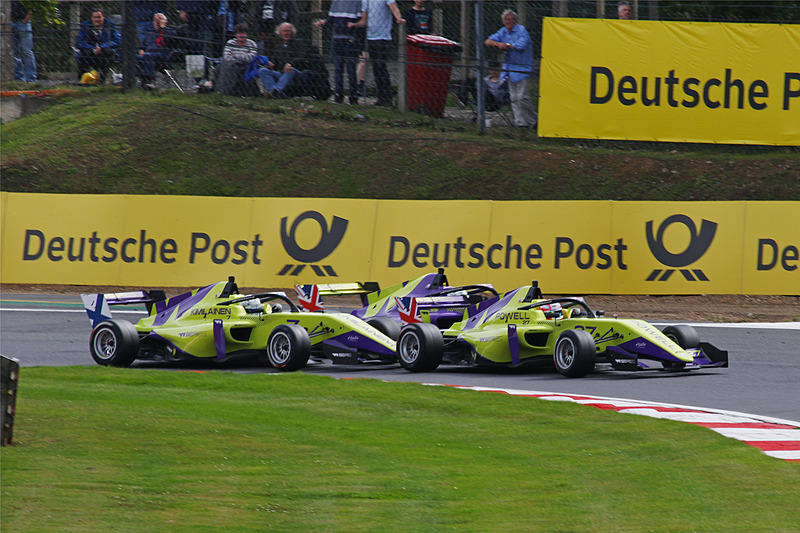 ブライズ（コーナー）でアリス・パウエルがジェイミー・チャドウィックをパスしてトップに立つ