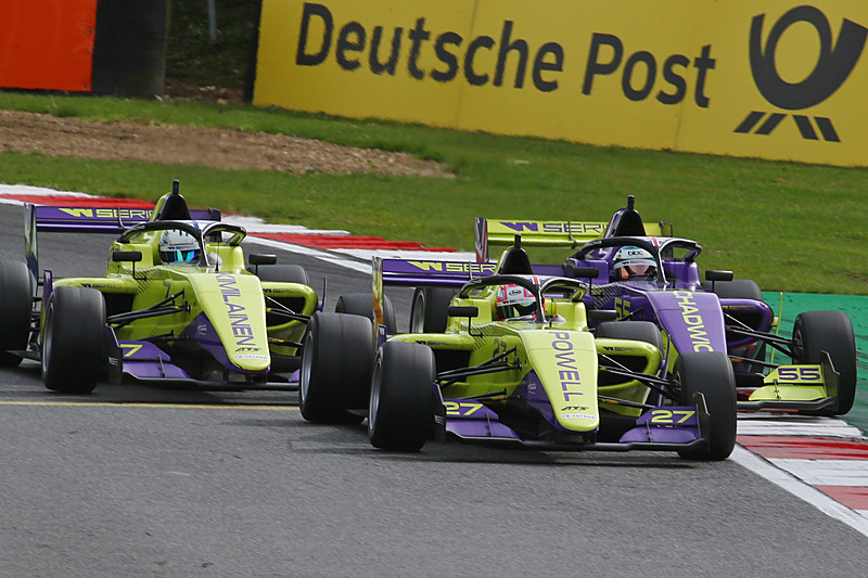 ブライズ（コーナー）でアリス・パウエルがジェイミー・チャドウィックをパスしてトップに立つ