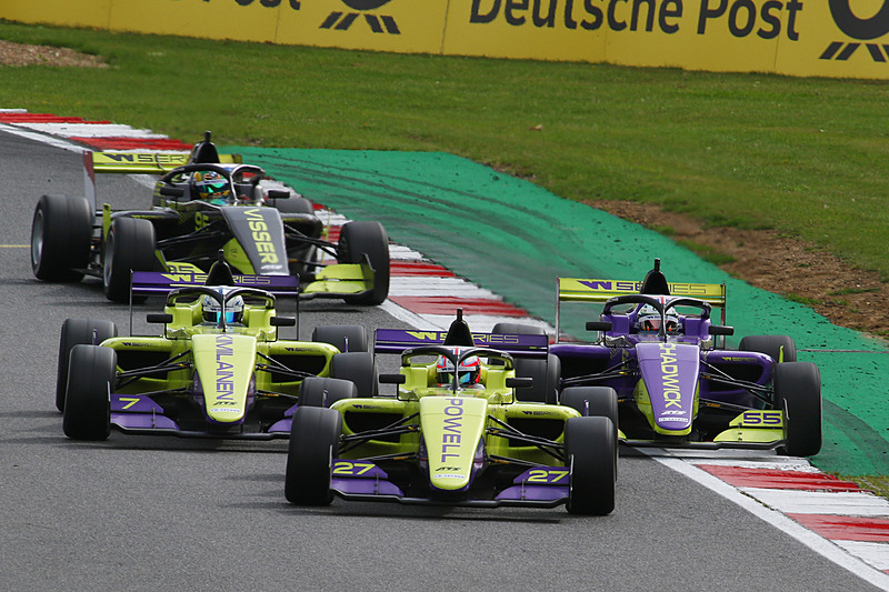 3位を走っていたエマ・キミライネンもスキを付き、アウト側からジェイミー・チャドウィックをパスして2位に浮上