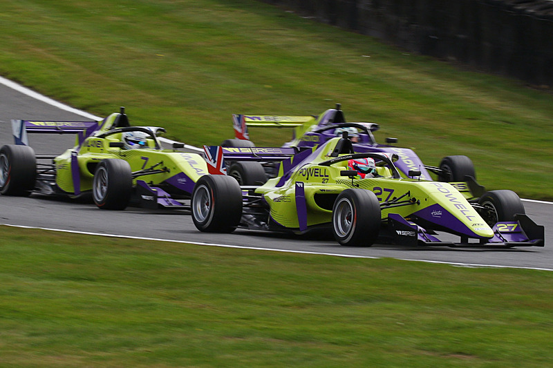 3位を走っていたエマ・キミライネンもスキを付き、アウト側からジェイミー・チャドウィックをパスして2位に浮上