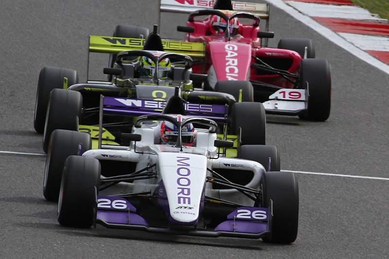 サラ・ムーア、サーブレ・クック、マルタ・ガルシアの8位争い