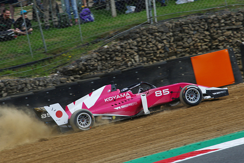 パドックヒルベンド（1コーナー）からヘイルウッド ヒルのサンドトラップを抜ける小山美姫