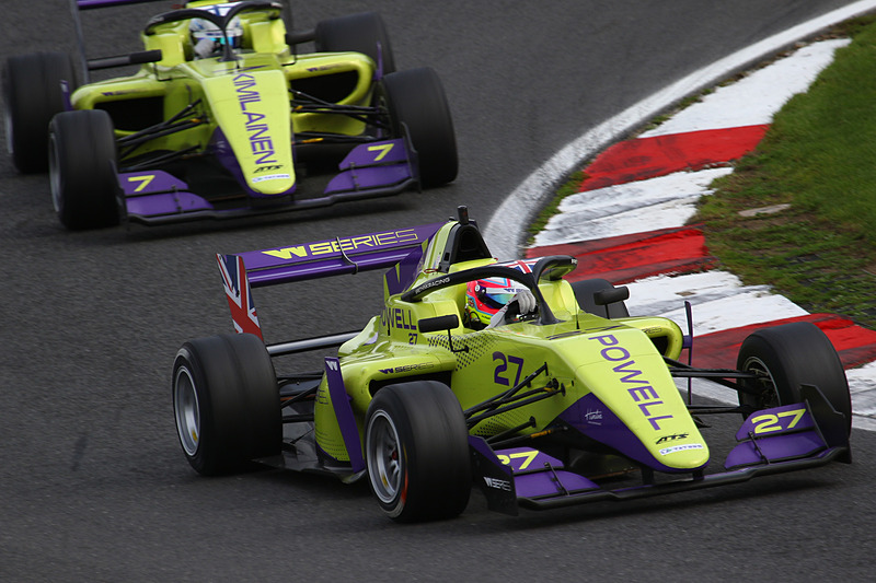 トップを走るアリス・パウエル。後ろに続くのは2位のエマ・キミライネン