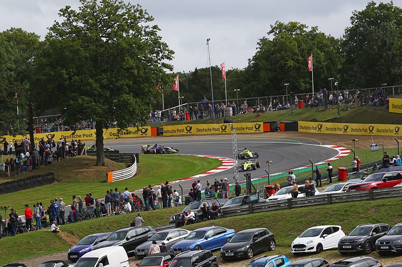 トップを走るアリス・パウエル。後ろに続くのは2位のエマ・キミライネン