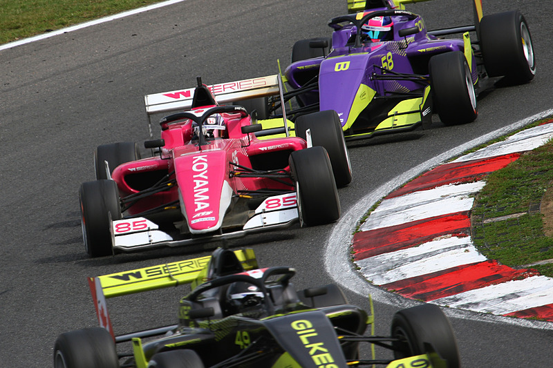 遅れを取り戻そうと懸命に走る小山美姫