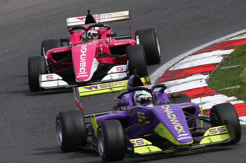 4位を走るジェイミー・チャドウィックにファビエンヌ・ウォルウェンドが続く