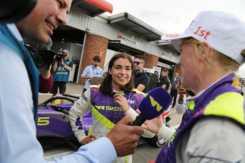 英国人同士のエキサイティングな戦いを制したアリス・パウエルを祝福するジェイミー・チャドウィック