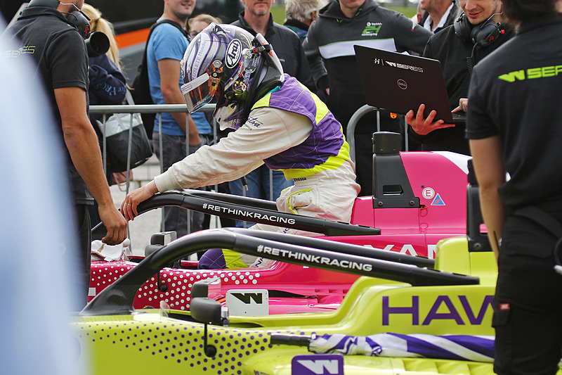 最終戦で全体から2周遅れとなった小山美姫はしばらくマシンから降りなかった