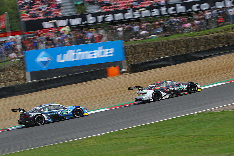 中盤から終盤にかけての5位争いを披露したマイク・ロッケンフェラー（No.99）とフィリップ・エング（No.25）