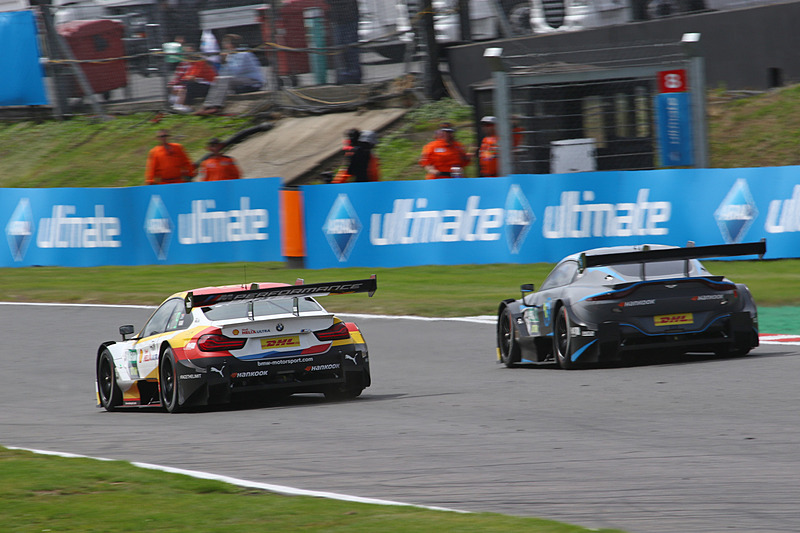 中盤から終盤にかけての8位争い、シェルドン・ファン デル リンデ（No.31）とダニエル・ジュンカデラ（No.23）