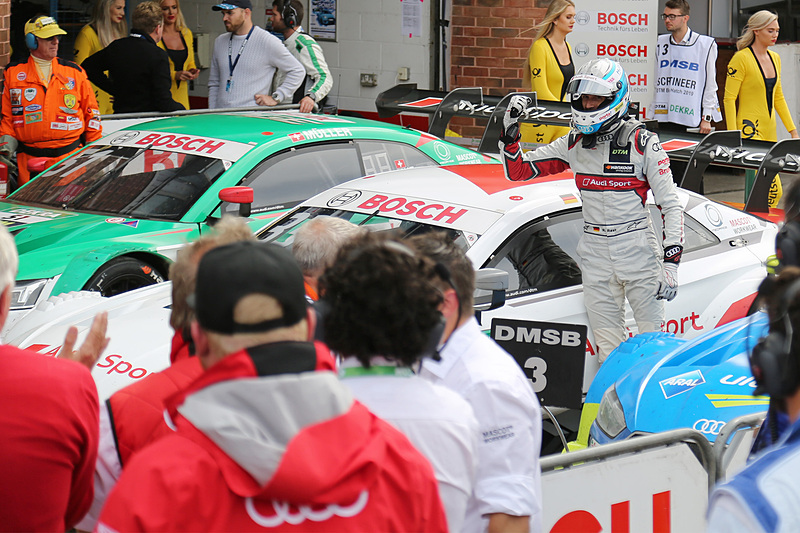 レース2で優勝し、ガッツポーズを見せるレネ・ラスト