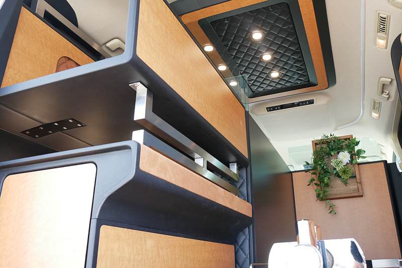 キルティングステッチのレザーと艶を抑えた上品な木目調パネルを装飾として採用。上質さや高級感を演出している