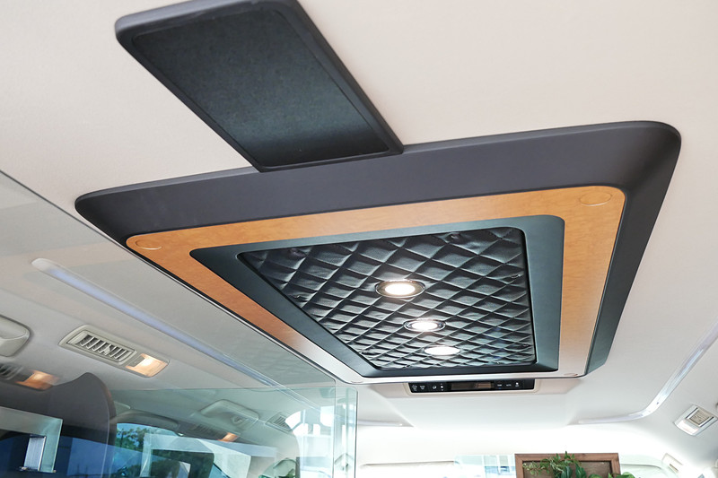 キルティングステッチのレザーと艶を抑えた上品な木目調パネルを装飾として採用。上質さや高級感を演出している