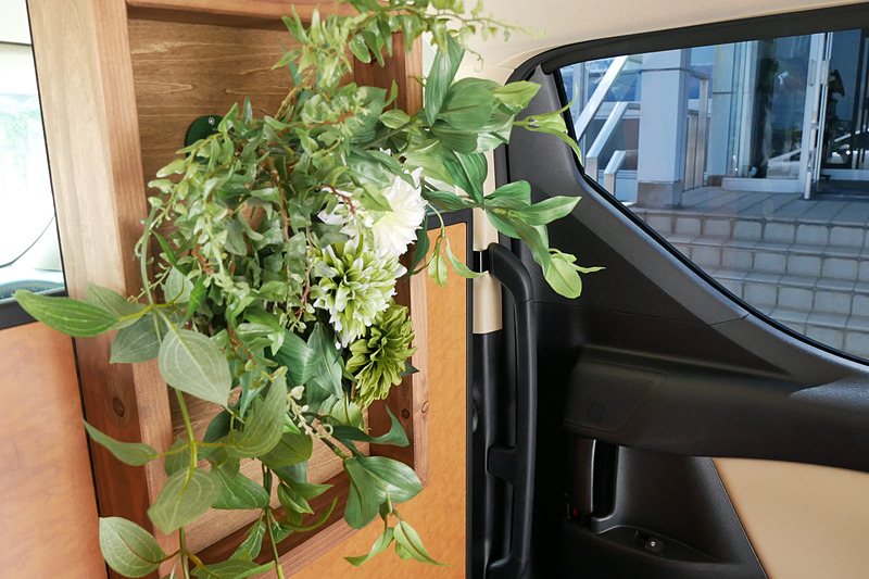 キルティングステッチのレザーと艶を抑えた上品な木目調パネルを装飾として採用。上質さや高級感を演出している