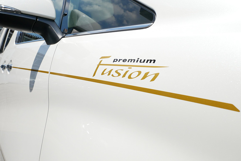 ゴールドのピンストライプと車名ロゴを設置