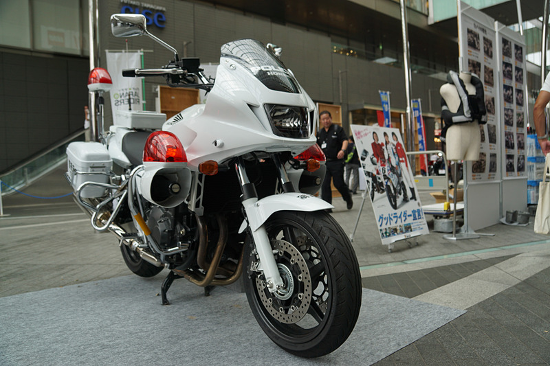 警視庁の白バイなどの展示