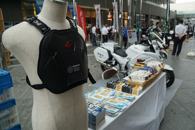 バイク用エアバッグや胸部を守るプロテクターの装着を呼びかける展示