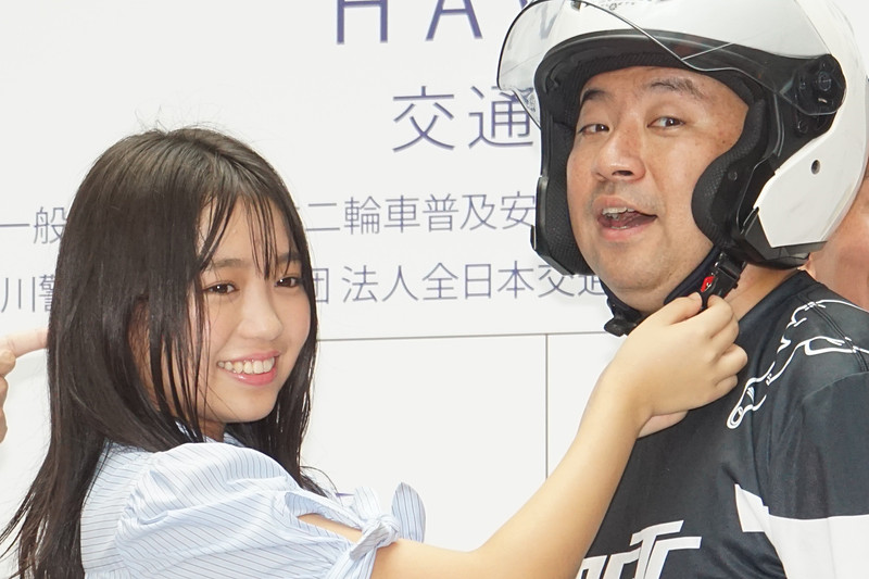 ヘルメットのあごひもを大原さんが締める「生カチャ」が行なわれた