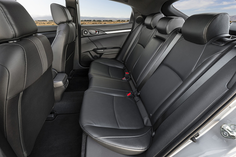 内装色はスポーティなブラック