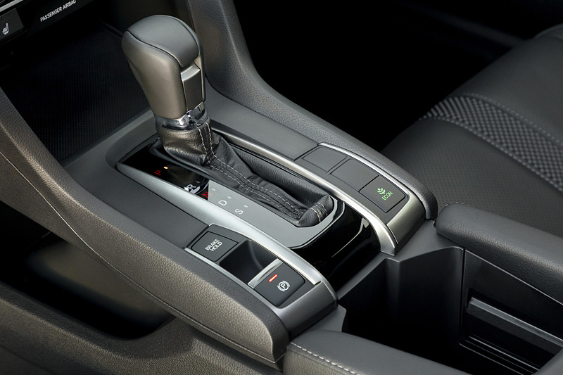 オートマチックブレーキホールド機能を備える電動パーキングブレーキを全車で採用