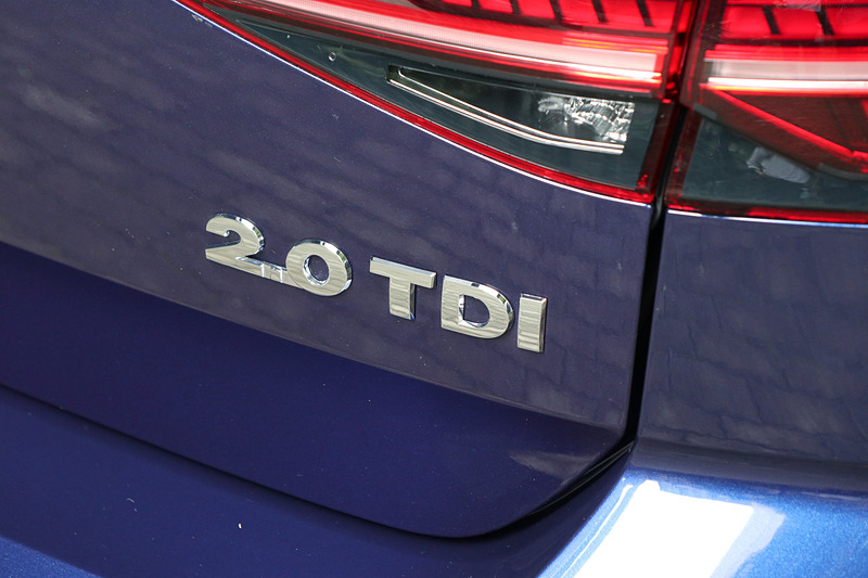リアハッチの「2.0 TDI」エンブレムがクリーンディーゼルエンジン搭載モデルであることを主張する