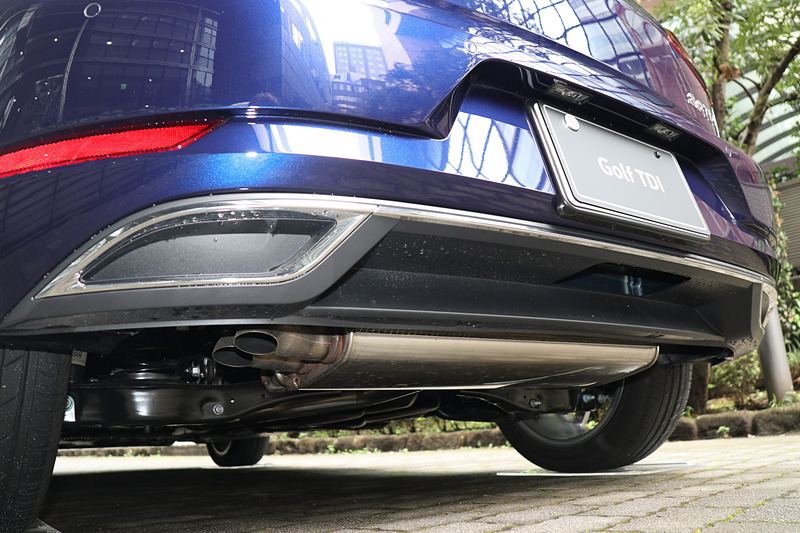 マフラーはリアバンパーの奥に横置きレイアウト