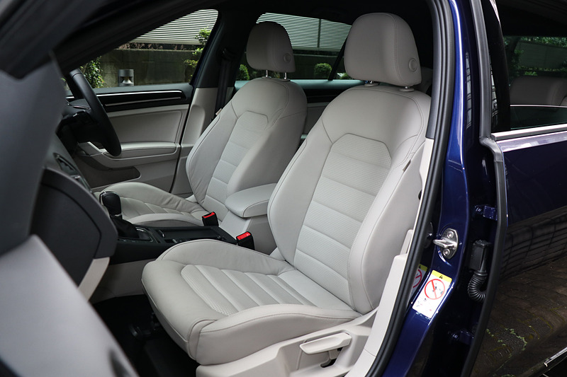 シェトランド（写真）、またはチタンブラックのレザーシートを標準装備する